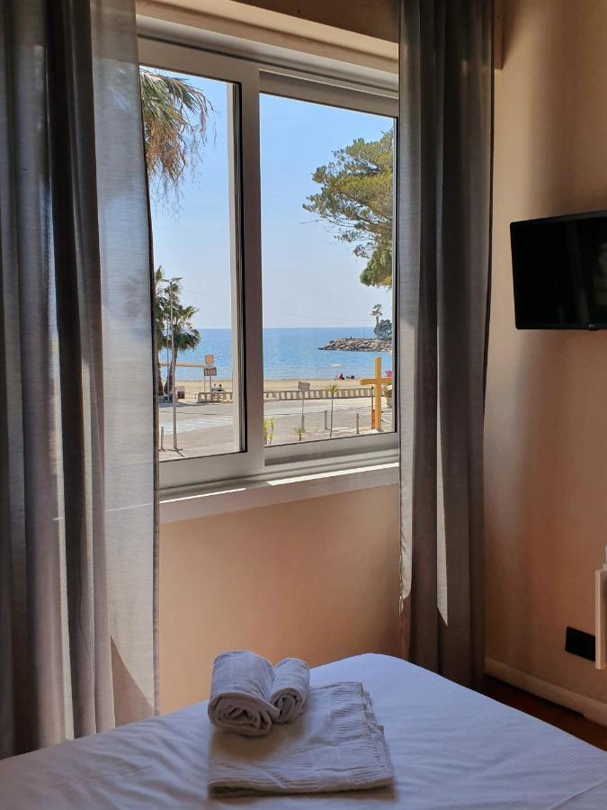 Vela Bianca H & R Hotel Диано Марина Екстериор снимка