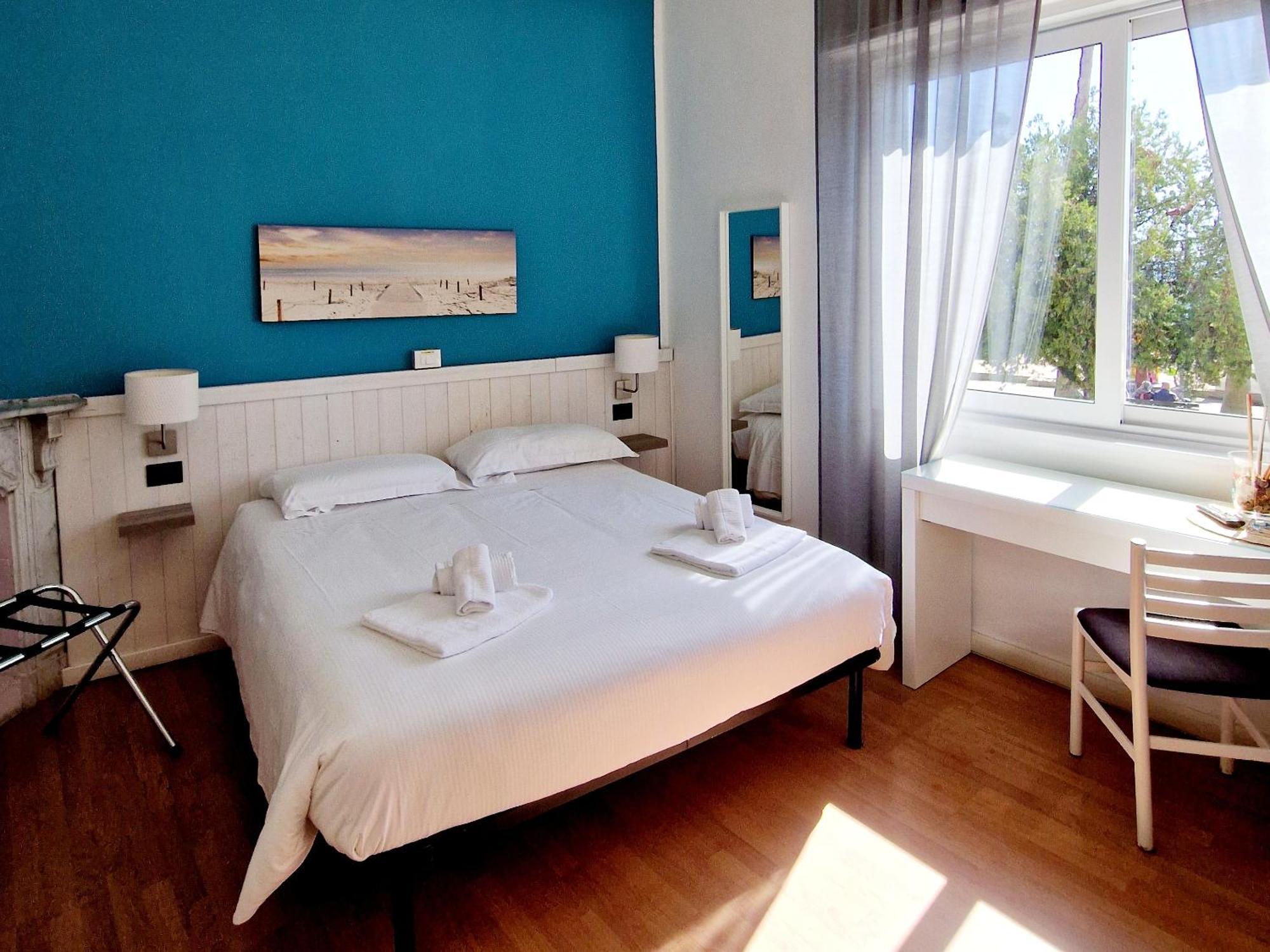 Vela Bianca H & R Hotel Диано Марина Екстериор снимка