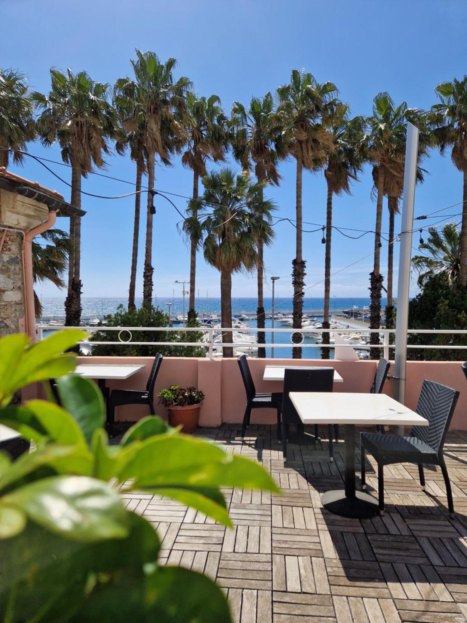 Vela Bianca H & R Hotel Диано Марина Екстериор снимка