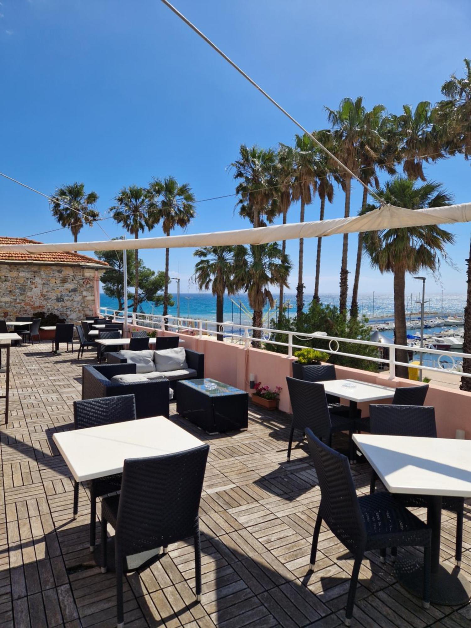 Vela Bianca H & R Hotel Диано Марина Екстериор снимка