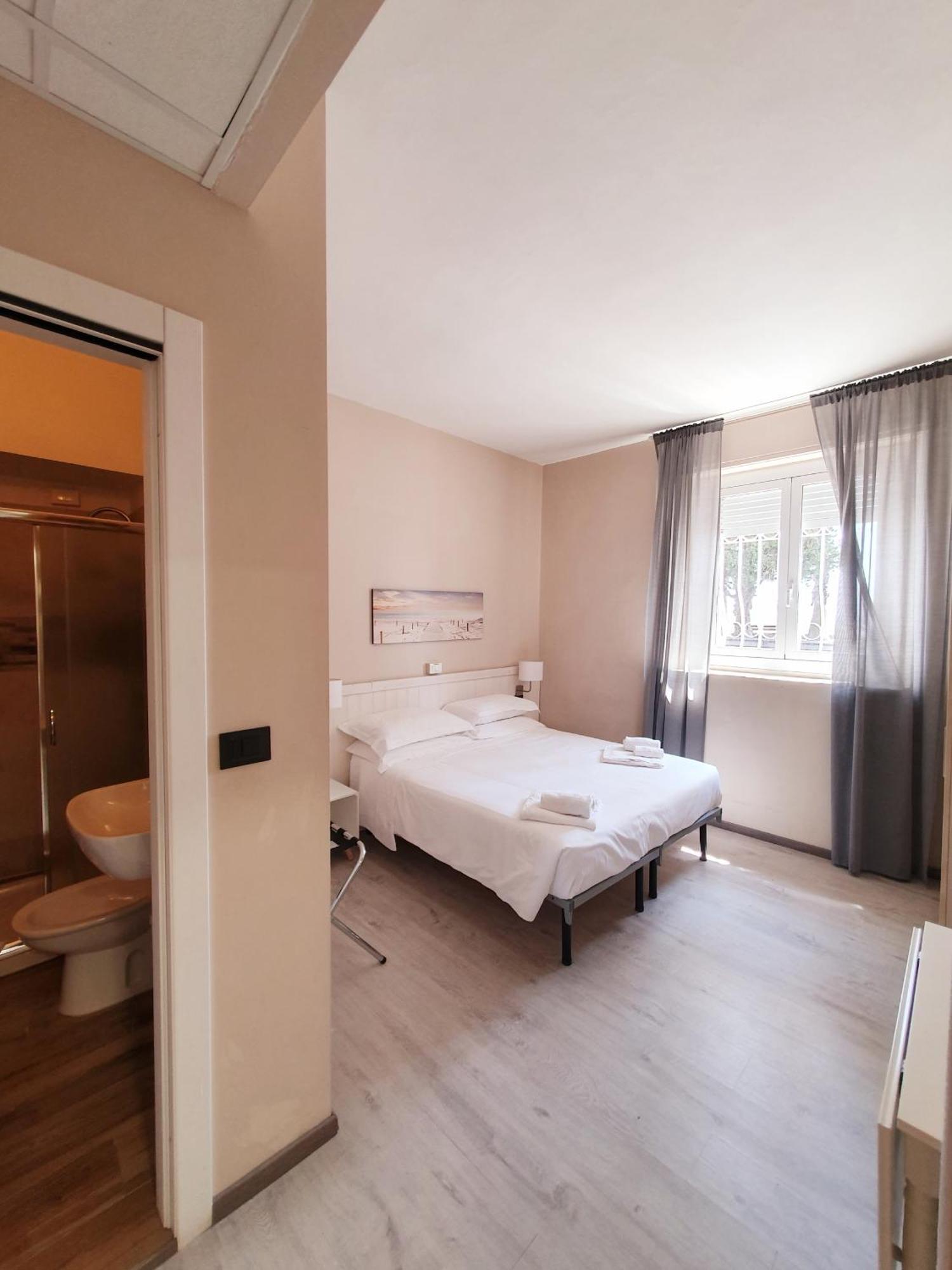 Vela Bianca H & R Hotel Диано Марина Стая снимка