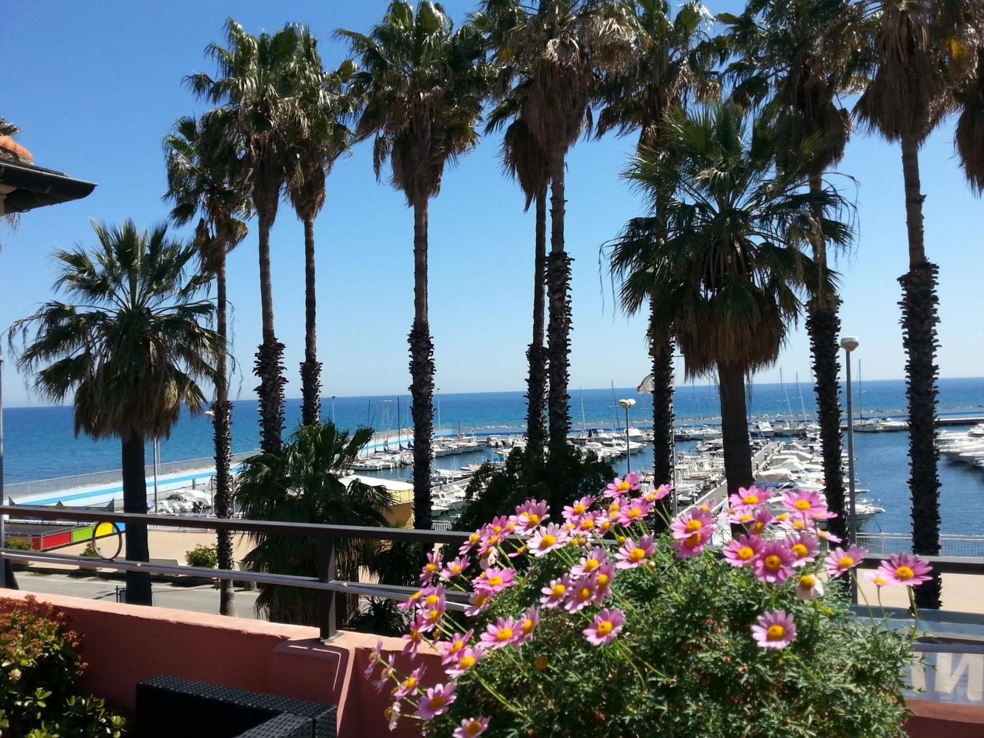 Vela Bianca H & R Hotel Диано Марина Екстериор снимка