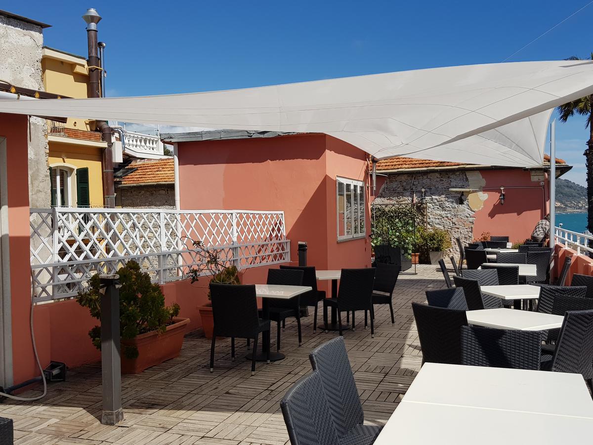 Vela Bianca H & R Hotel Диано Марина Екстериор снимка